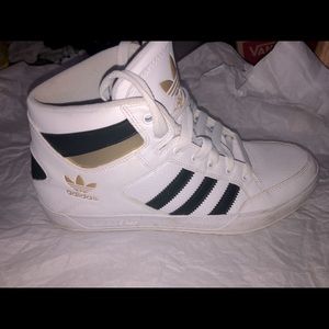 Adidas❣️ Pair of shoes (Used) But cleaned